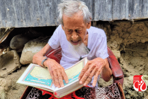 ১২৩ বছর বয়সেও কোরআন পড়েন চশমা ছাড়া