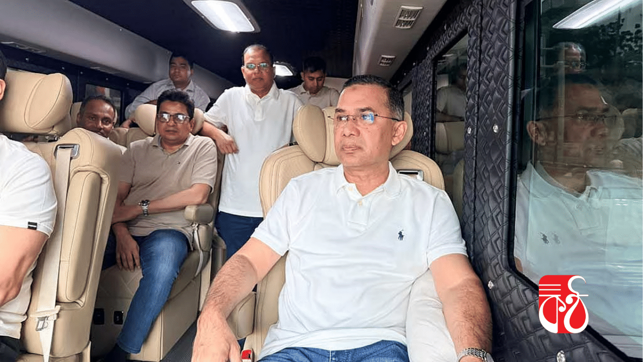 ফেনীর পথে গজারিয়ায় প্রধানমন্ত্রীকে স্বাগত জানিয়েছেন নেতাকর্মীরা